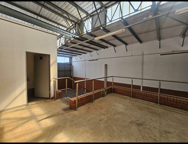 290M² WAREHOUSE TO LET IN LONGLAKE